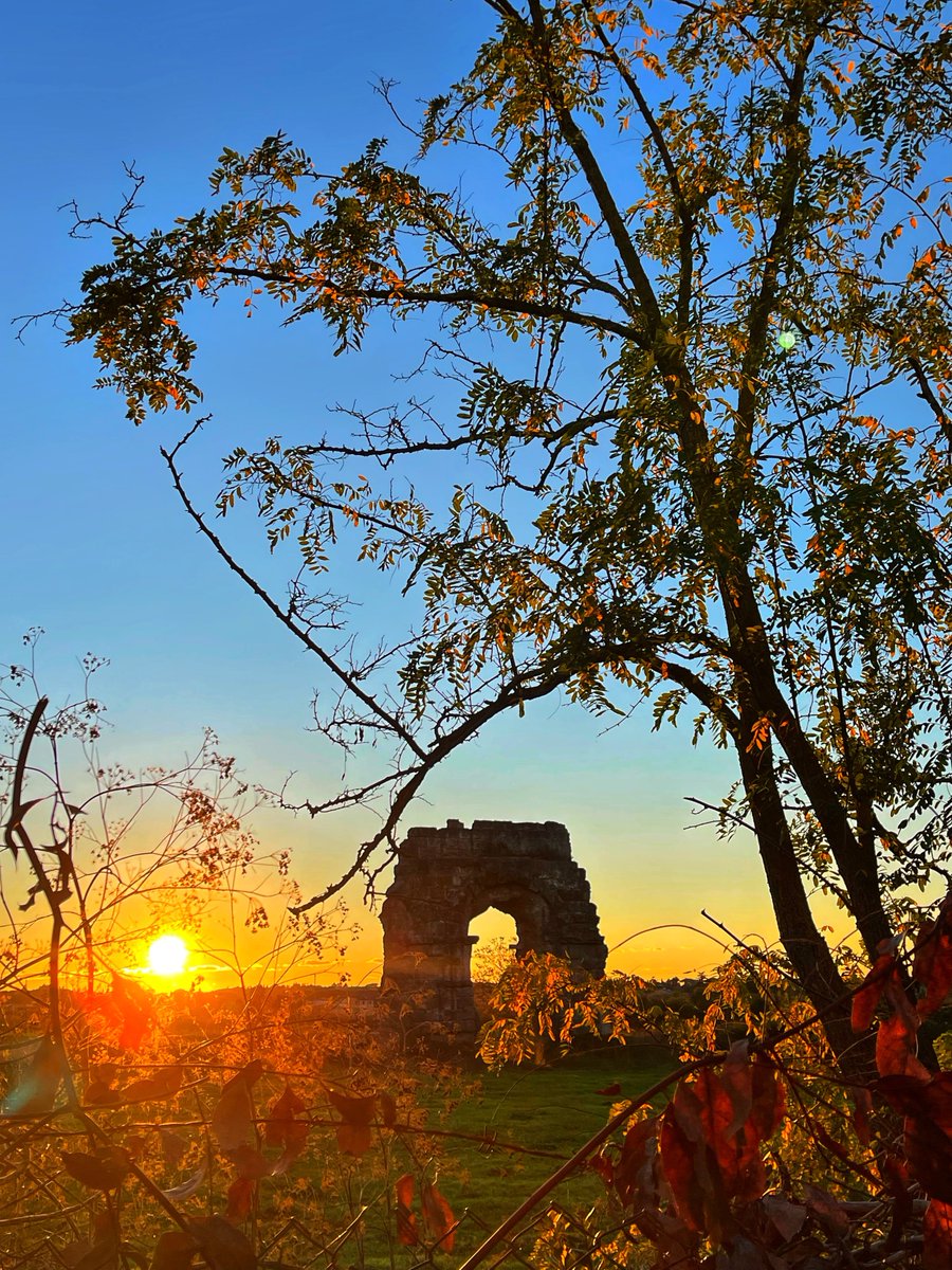ThroughEternity's tweet photo. When the sun goes down in #Rome, we love to head to the Parco degli Acquedotti where golden rays illuminate the iconic arches of the Claudian Aqueduct, a masterpiece of engineering completed in 52 AD. If you’re in the Eternal City this winter, pencil in an evening stroll here! https://t.co/BUn5Nn3z7m