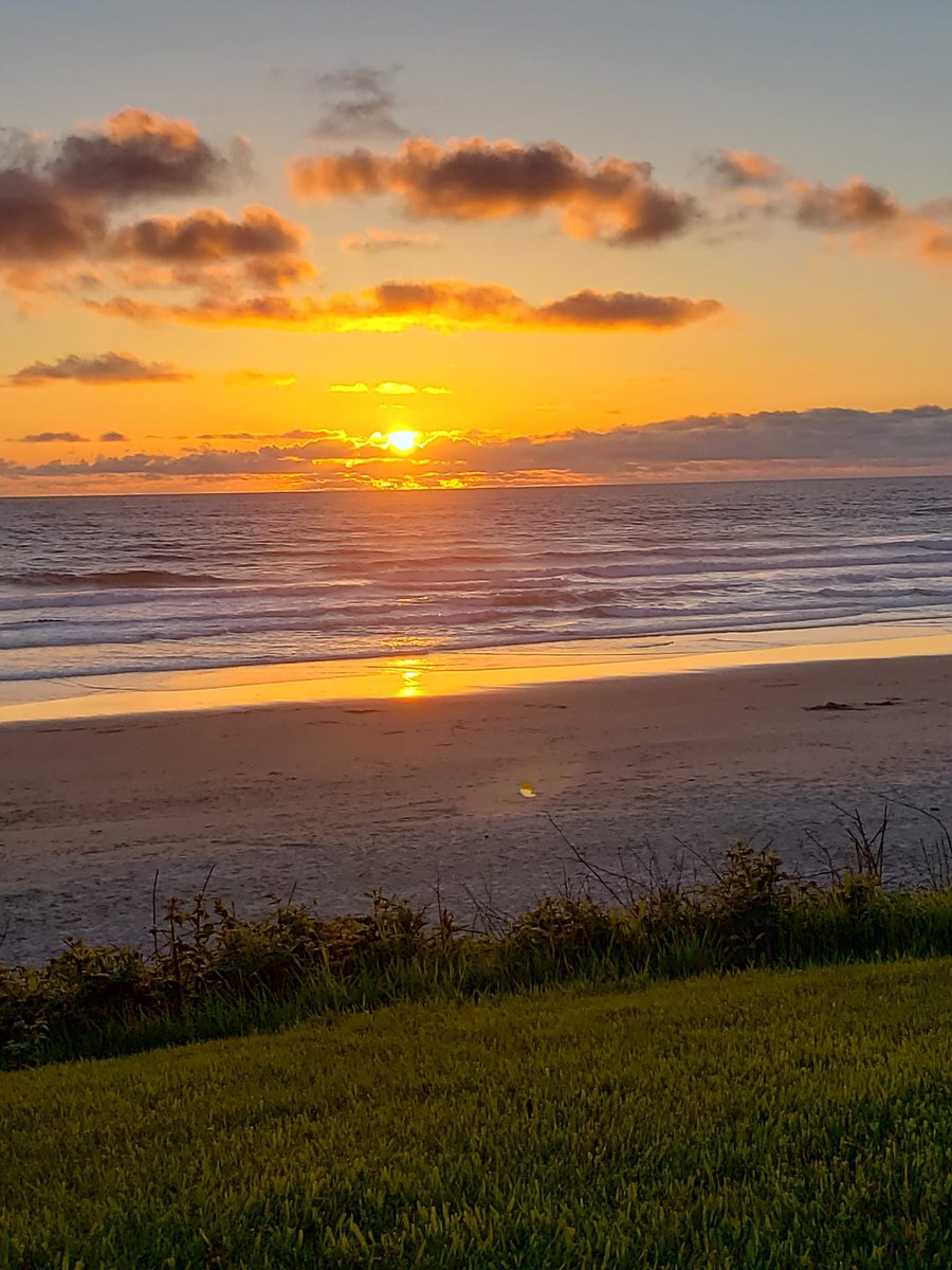 ChinookWinds's tweet photo. A sunset photo to brighten your day๐๐
#SunsetSaturday
๐ท: Lyn Vanh
#oregoncoastlife #dreamvacations #oregoncoast #lincolncityor #lincolncityoregon #ItsBetterAtTheBeach #lincolncity #itsbetteratthebeach #pacificnorthwest https://t.co/wqZBHQhQF4