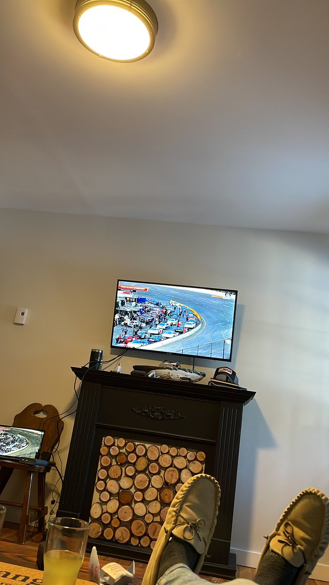 #SnowballDerby tuning in from the west coast of Canada , nice snowy day here on Vancouver island to watch some late models 🏁🤘🏻