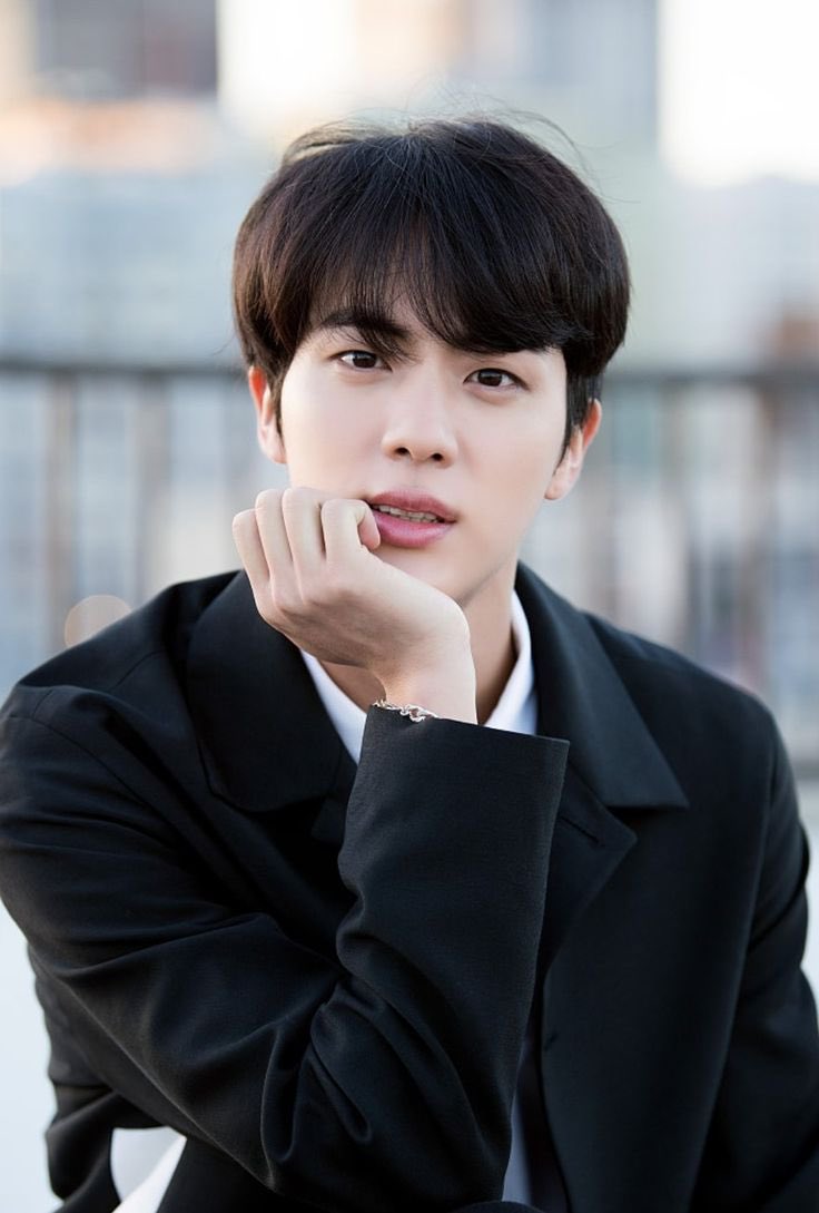 ClionaFitz's tweet photo. Happy Birthday Jin 🥳🎉🎂🎈❤️ Hope you have an amazing day 😊 Wishing you all the love and happiness in the world 🌍💜💜 @BTS_twt #HappyBirthdayJin #WorldwideLegendJin #OurEternalLoveJin https://t.co/VosLnyZrrI