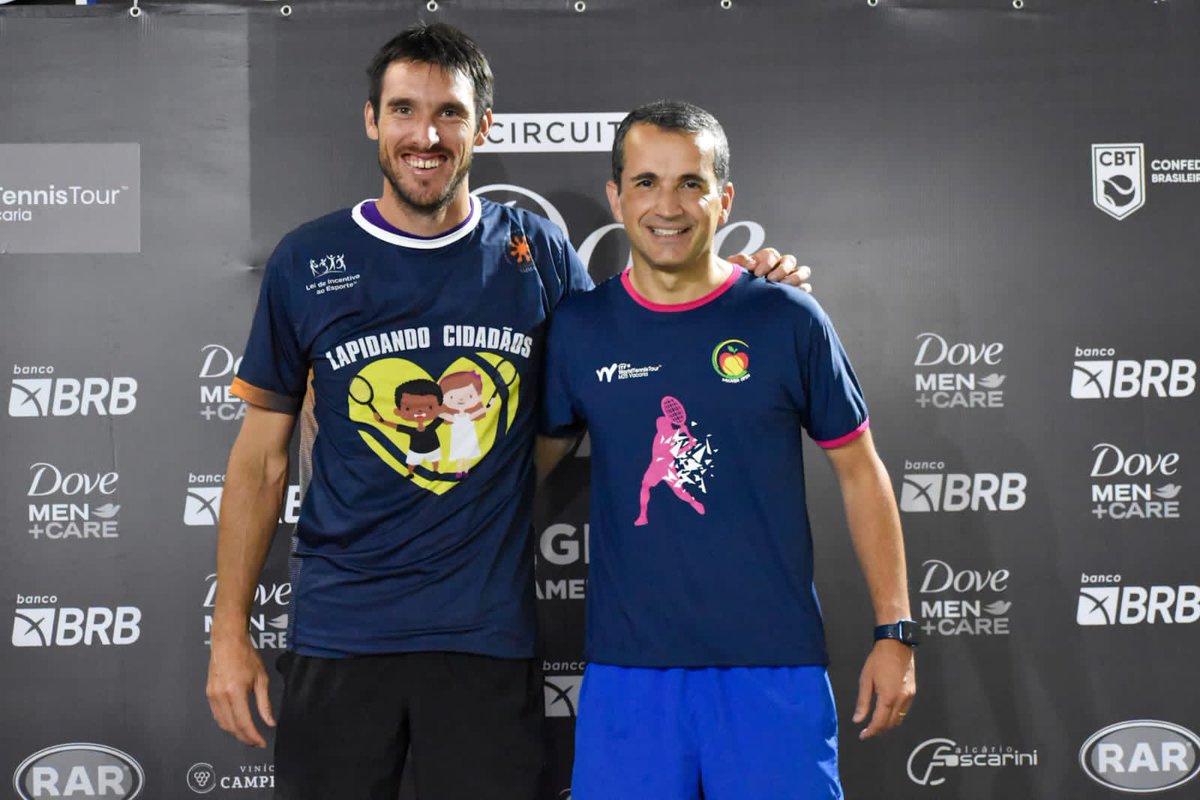 Essa eu não sabia! O Roman Burruchaga, finalista no Future 25K de Vacaria, tá sendo treinado por Leonardo Mayer. 

Ele vestiu a camiseta do projeto Lapidando Cidadãos, que atende mil crianças jogando tênis hoje em Vacaria. Foto com o diretor do Vacaria Open, Luis Augusto Costa.
