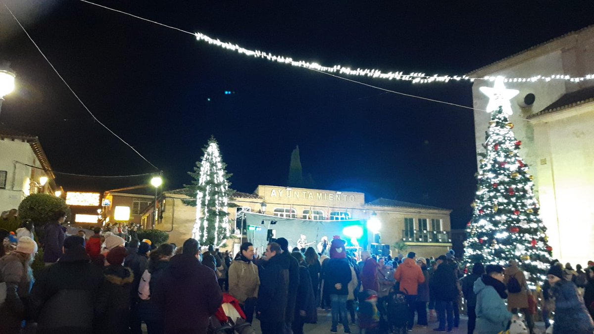 PPalgete's tweet photo. 🎄Finalmente, esta noche hemos celebrado el encendido de luces y pregón de #Navidad con las Elfas de #Algete. Extraordinario trabajo el que hacen año tras año. ¡FELIZ NAVIDAD! ✨✨
#Algete #Ganas #GanasdeAlgete #Navidad #FelizNavidad #UnAlgeteMejor #MegustaAlgete #Elfas https://t.co/jBA569PBbJ