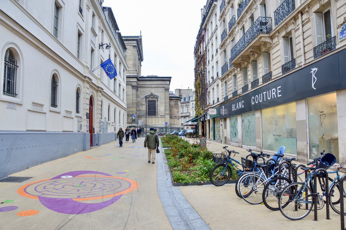 modacitylife's tweet photo. Since 2020, 211 schools across Paris have piloted “school streets”— temporary closures to motor traffic during drop-off and pick-up.

22 have been developed into permanent car-free spaces; offering a glimpse into a future that prioritizes children’s health, safety, and happiness. https://t.co/up1Vx1BYkJ