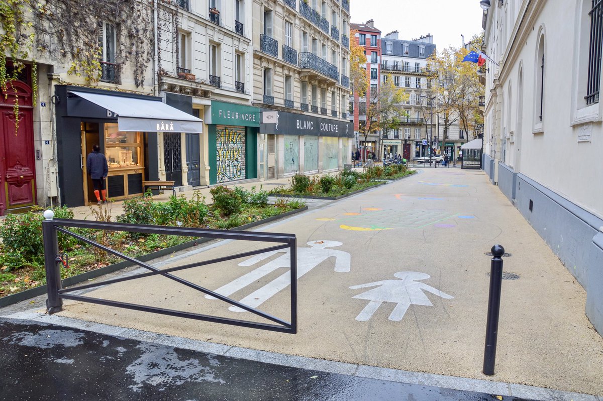 modacitylife's tweet photo. Since 2020, 211 schools across Paris have piloted “school streets”— temporary closures to motor traffic during drop-off and pick-up.

22 have been developed into permanent car-free spaces; offering a glimpse into a future that prioritizes children’s health, safety, and happiness. https://t.co/up1Vx1BYkJ