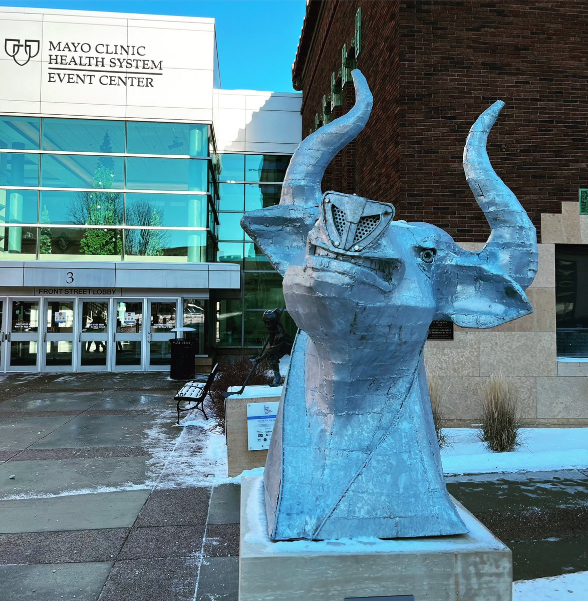 TJradio's tweet photo. Round ✌️ of #CCHA Hockey tonight in #Mankato. #MSUvsFSU #HornsUp🤘😈 https://t.co/abB0eyKAtj