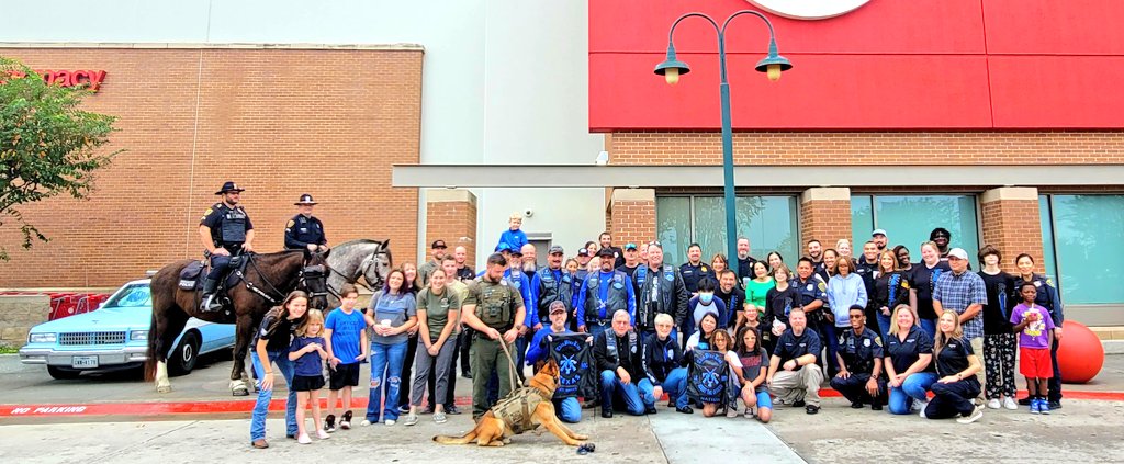 CelesteLetti's tweet photo. Our 4th Annual Shop w/a Blue Hero for the kids of our fallen #HPD .TY to our sponsors: TBLMC! THIS is 1 of the many reasons I'm proud to be a board member w the @HouPoliceFSU ❤️ #Houston #police @jb_williford @SatterwhiteLJ @TheVHobbs @houstonpolice #Hero https://t.co/tynmIgD7xl