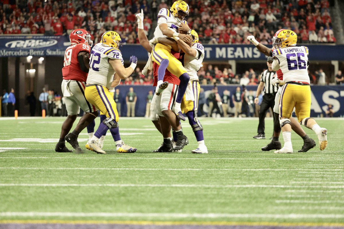 jeffsentell's tweet photo. Jalen Carter. 

With a 6-foot-3 QB in his grasp. 

No Photoshop was used in the creation of these images. https://t.co/zO9K69j1Zn