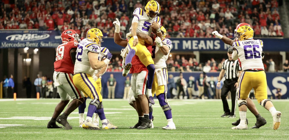 jeffsentell's tweet photo. Jalen Carter. 

With a 6-foot-3 QB in his grasp. 

No Photoshop was used in the creation of these images. https://t.co/zO9K69j1Zn