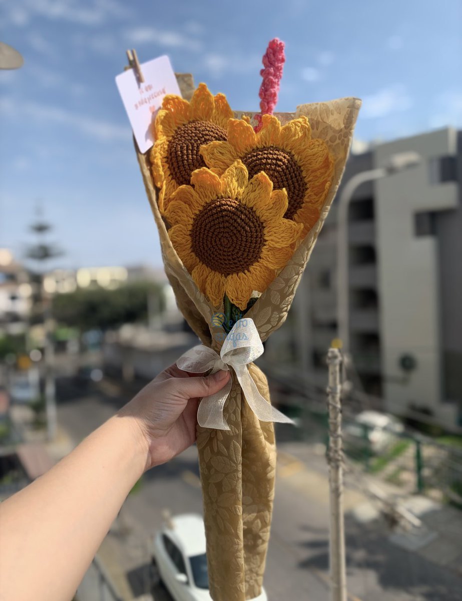 Este ramito de girasoles se fue hoy 😍.

#florestejidas #crochet #hechoamano #peru #lima #handmade #flores