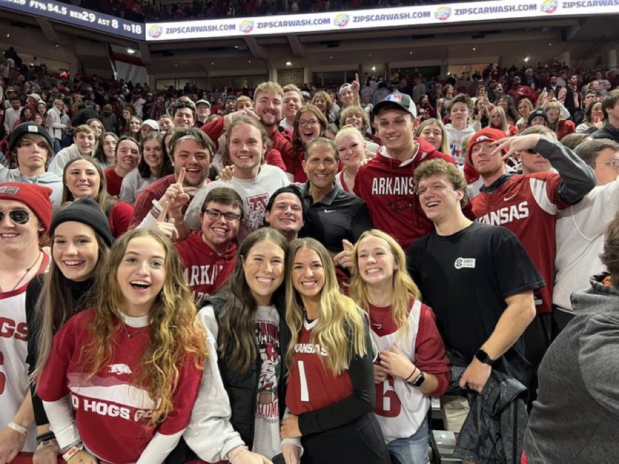 roundballpod's tweet photo. @EricPMusselman is a man of the people #BarstoolStudentSection https://t.co/vnb1vEZ7Xw