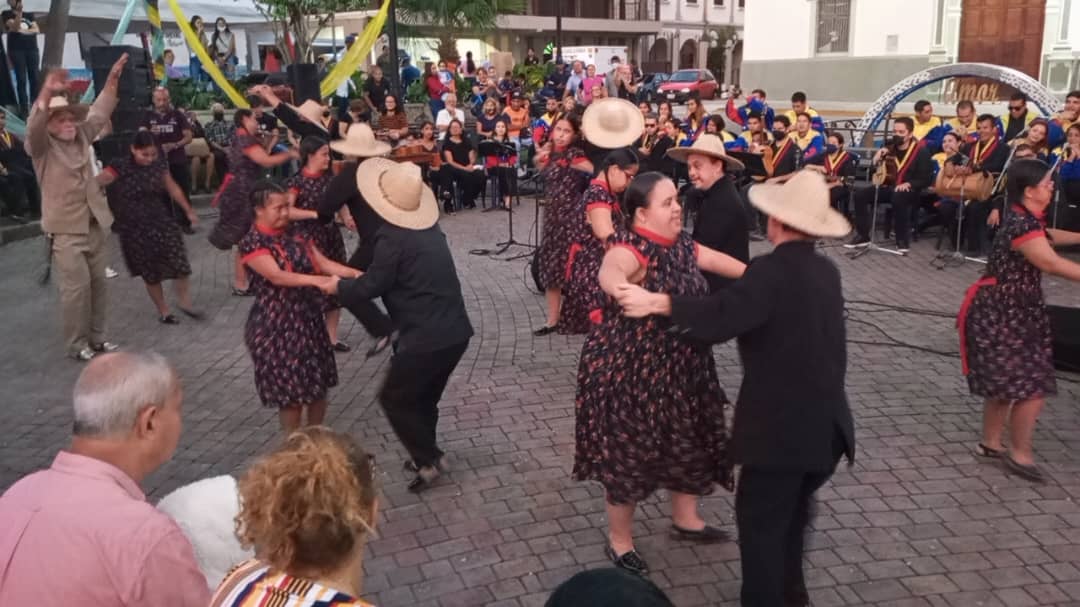 #3Dic #Ahora Miembros de la Asociación Larense de Síndrome de Down realizan una muestra de baile tradicional desde Santa Rosa por el Día Internacional de las Personas con Discapacidad #ResistenciaHeroica <a href="/LuisJonasReyes/">Luis Jonás Reyes</a> <a href="/Iribarren_Alc/">Alcaldía de Iribarren</a> <a href="/Conapdis/">Conapdisvenezuelaoficial</a> @MisionDrJGH