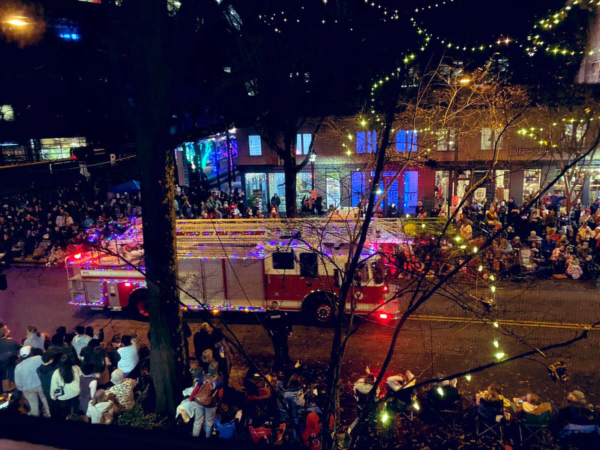 It's 55 degrees, but still feels like #Christmas 🎄🎁 #HappyHolidays2022