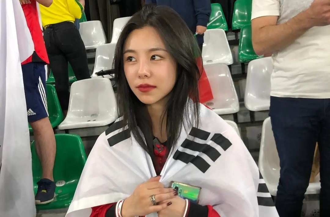 #MAMAMOO's #WheeIn revealed to have watched the South Korea vs. Portugal game live at the stadium 
allkpop.com/article/2022/1…
