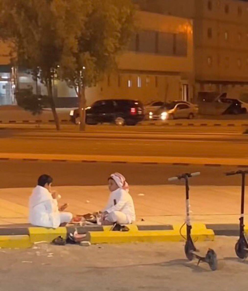 heeury's tweet image. رفيقي كان مرّيته وانا من ضيقتي مكتوم 
تقويهنا على جال الرصيف .. وطيّر همومي