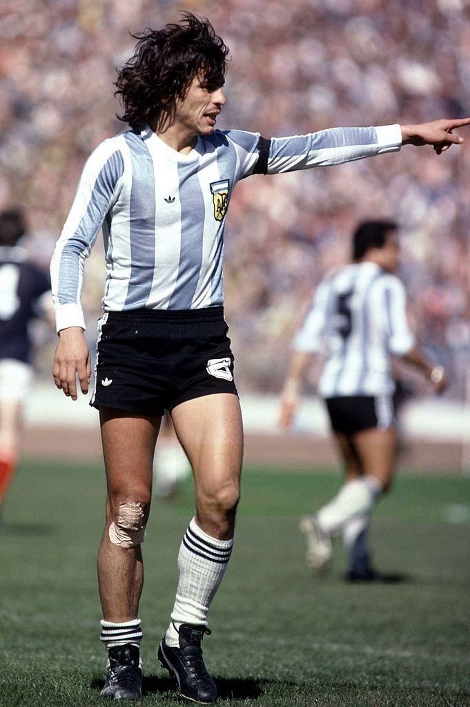 JuanmaOliviero's tweet photo. CREER O REVENTAR😳😯🇦🇷

En toda la historia, sólo tres centrales asistieron al número 10 en un gol de #Argentina en un Mundial👇

✅En 🇦🇷 1978
#Passarella a #Kempes (🇦🇷6-0🇵🇪)

✅En 🇲🇽 1986
#Cuciuffo a #Maradona (🇦🇷2-0🇧🇪)

✅En 🇶🇦 2022
#Otamendi a #Messi (🇦🇷2-1🇦🇺)

@gastontr16 https://t.co/Y6P3VVqYge