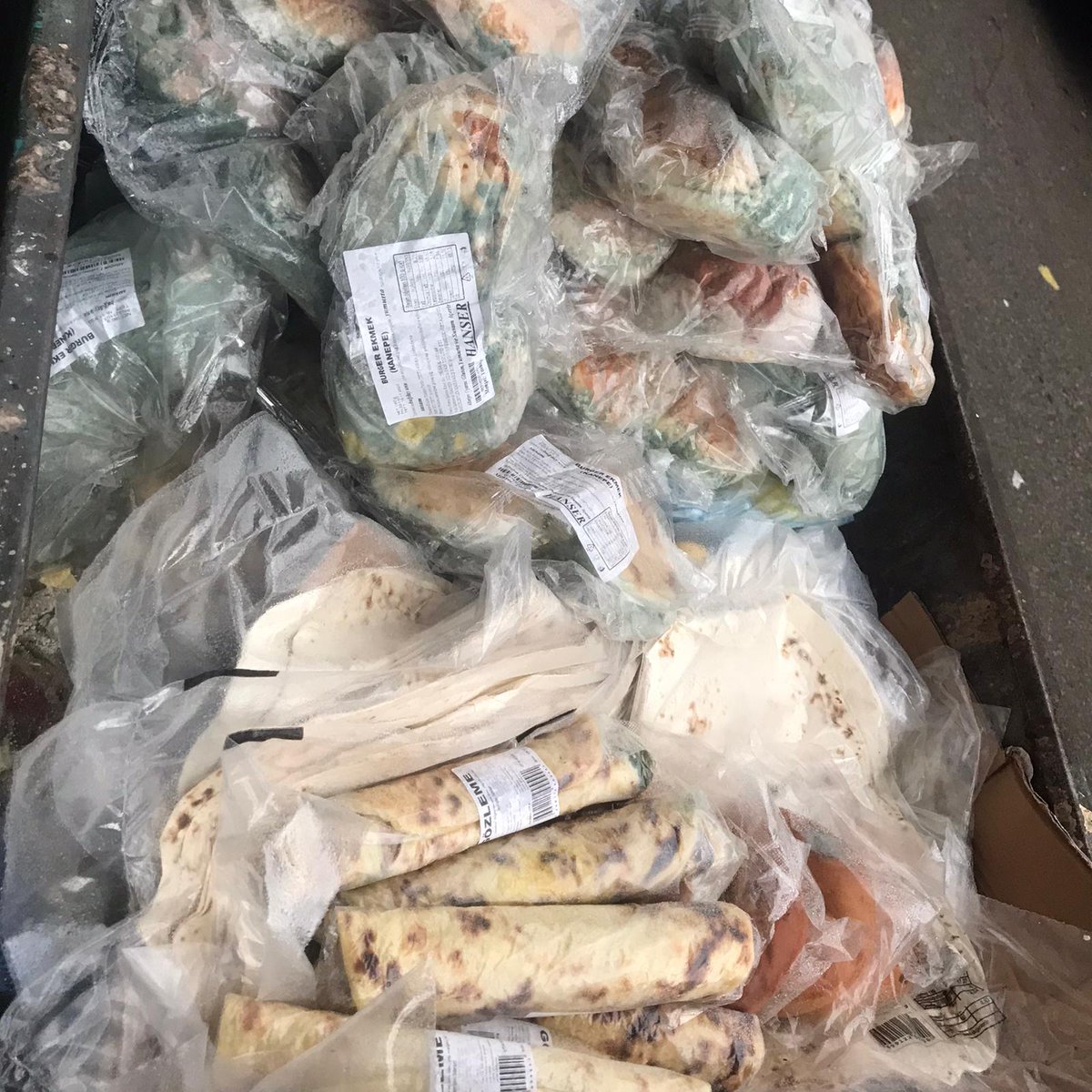 Bugün çekilmiş bu fotolar 
İst. Çekmeköy aydınlar mahallesinde (Hakmar) yine bir zincir marketin israfının görüntüleri
Komplo teorilerine ne hacet
Bir kuru ekmeğe muhtaç olacağımız günler çok yakın
😔😡👇