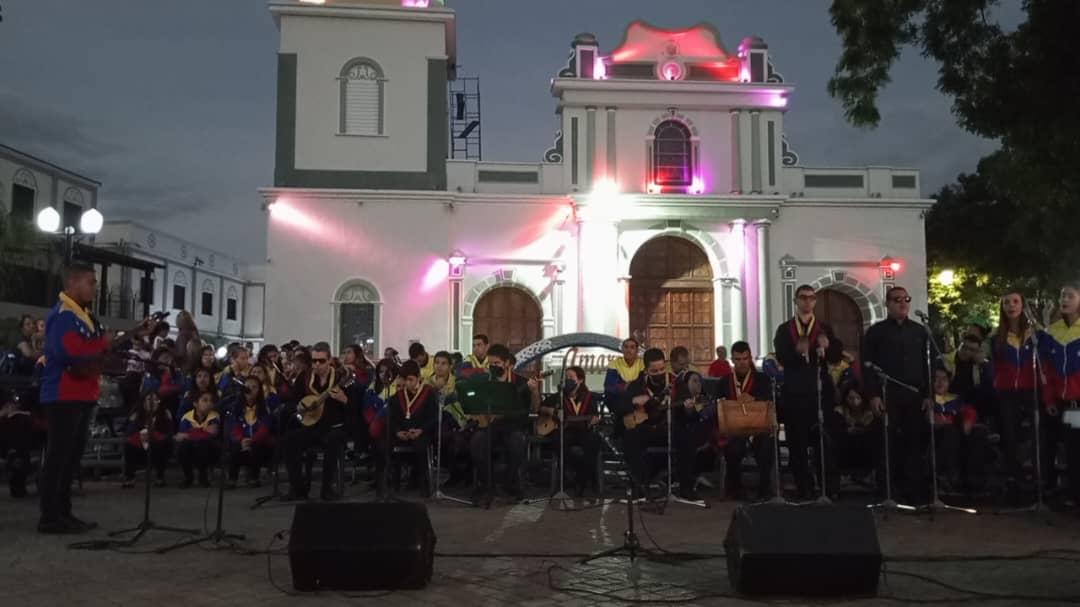 #3Dic #AlMomento El ensamble musical de educación especial de Lara inició el concierto dedicado a las personas con discapacidad desde el pueblo de Santa Rosa. #ResistenciaHeroica <a href="/LuisJonasReyes/">Luis Jonás Reyes</a> @<a href="/Iribarren_Alc/">Alcaldía de Iribarren</a> <a href="/Conapdis/">Conapdisvenezuelaoficial</a> @MisionDrJGH
