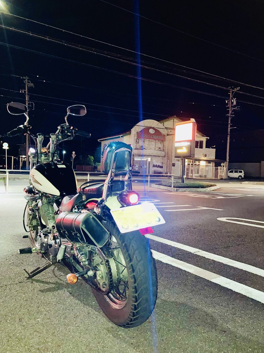 shin4dnz900rs's tweet photo. 2週間乗ってあげれてなかったビラーゴさんで夜の街を駆ける。
春秋グローブで手死亡
電熱準備しますか。
#ビラーゴ250
#3dn
#ナイトツーリング https://t.co/2GZLg0APy6