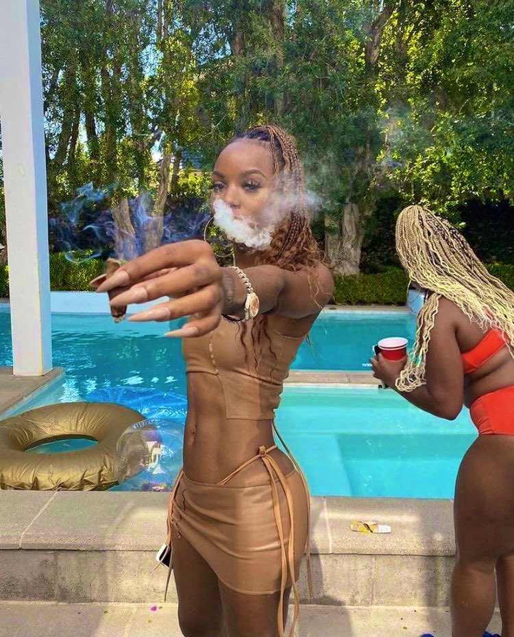 ganjaqueens420's tweet photo. Watch me smoke this blunt and forget cha https://t.co/KaaQNUeQm0