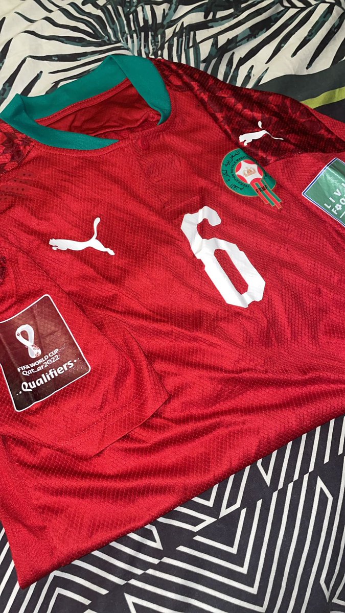 Ze3ze3foot212's tweet photo. Bon les frères, on fait gagner le maillot de Romain Saiss porté lors du match Maroc 🇲🇦 Guinée 🇬🇳 
Pour le gagner c’est simple, tu t’abonnes ✅  tu retweet 🔁 et like ❤️et on fera un tirage au sort pour désigner le gagnant. ❤️🇲🇦 https://t.co/wDevg8IjTt