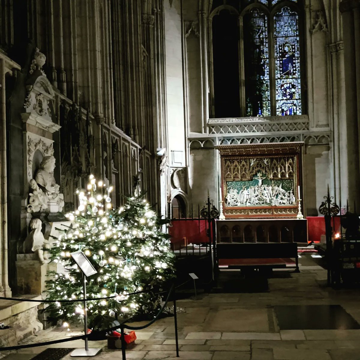A spectacular day of music at <a href="/York_Minster/">York Minster</a>
Started out with the @CrossKeysChoir helping to open the Christmas tree festival 🎄🎄🎄
Followed by amazing singing and playing from Gabrieli Roar with hundreds of singers from York schools and beyond <a href="/GabrieliCandP/">Gabrieli</a>