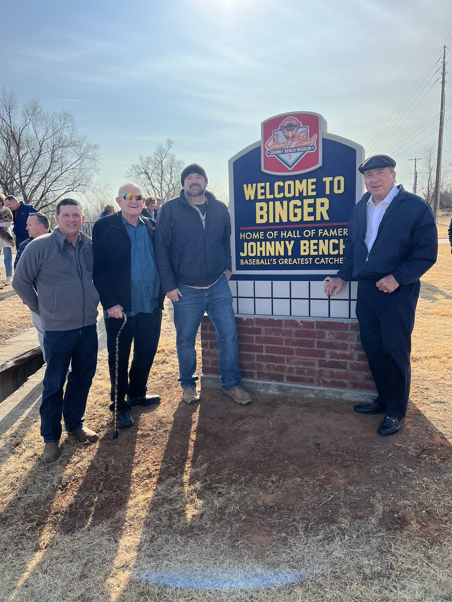 BenchMuseum's tweet image. Big time day in My hometown Binger, Oklahoma. Special thanks to Steve DeVaughan @DeVaughan07 and the Town of Binger and all my special friends who attended the unavailing of my sign and statue @bigstatues Matt Glenn you are an amazing artist..