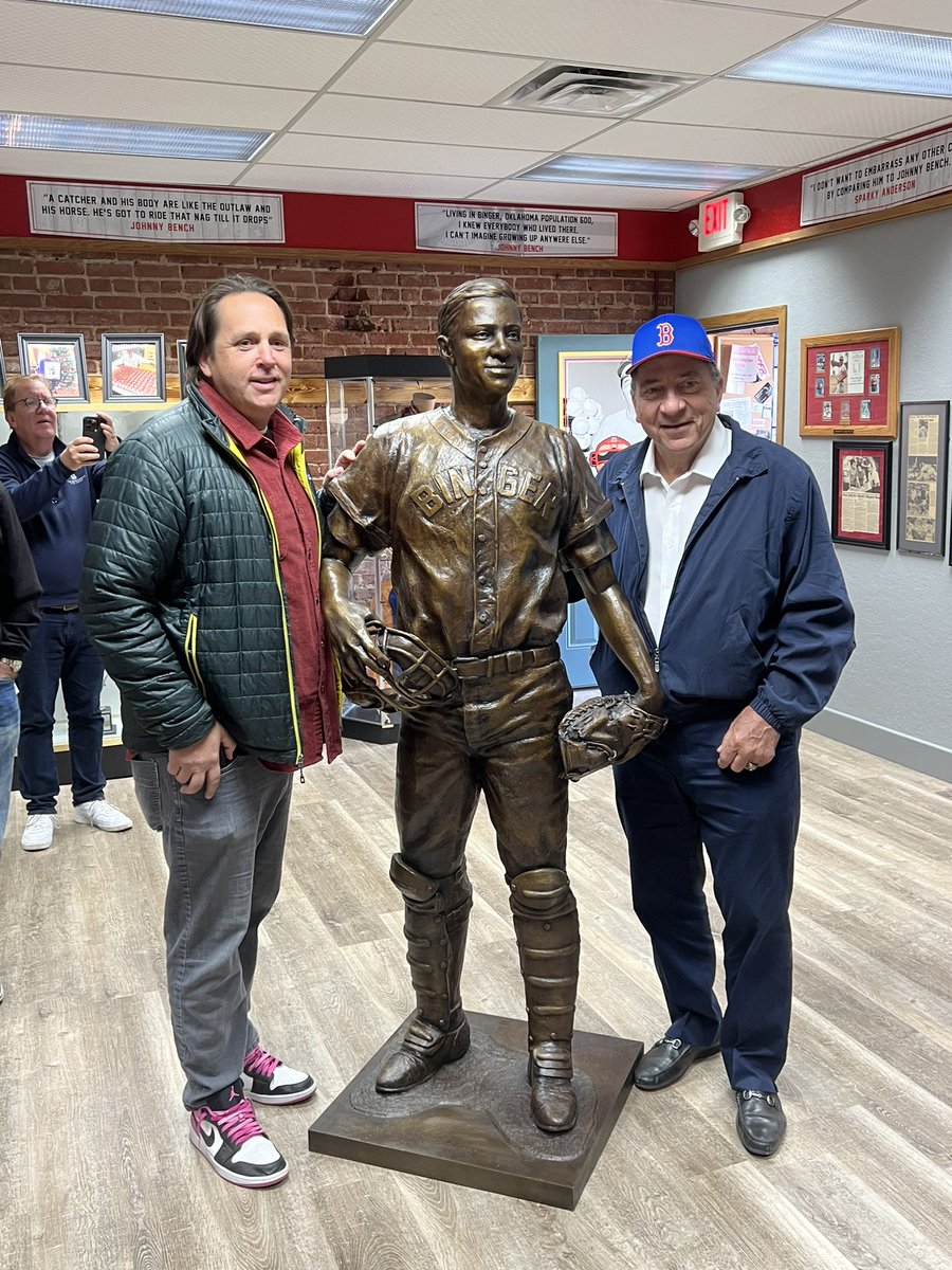 BenchMuseum's tweet image. Big time day in My hometown Binger, Oklahoma. Special thanks to Steve DeVaughan @DeVaughan07 and the Town of Binger and all my special friends who attended the unavailing of my sign and statue @bigstatues Matt Glenn you are an amazing artist..