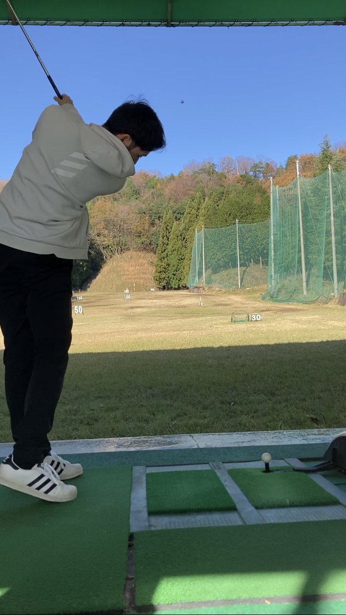 ogapanmen's tweet photo. 〜脱•チキンウイング〜
左がラウンド中で今にも羽ばたきそうな写真と
右が練習にて矯正中の写真です🏌️

この冬は自分のフォームを見つめ直す��い機会にしたいな🍵
#ゴルフ　#ゴルフ男子　#ゴルフ初心者　#チキンウイング https://t.co/sYE3mO6H3n