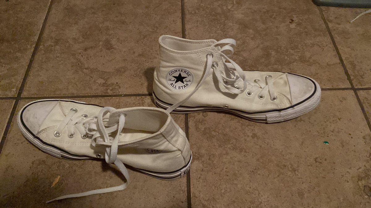 izzytheduck14's tweet photo. Is anyone in Az that wears size 10 shoes in Women interested in buying these off me. I accidentally got the wrong size cause I’m an idiot and I don’t need them https://t.co/hV8y90bBrN
