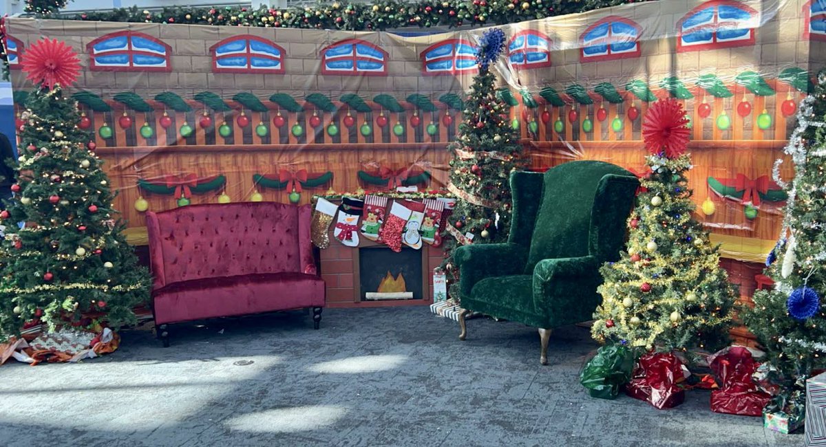 marcus_united's tweet photo. Team ORD pulling out all the stops at this year’s fantasy flight! Thanks to all the amazing volunteers for creating a special day for children and families🎄💫✈️ @united @CalsAngels #fantasyflight #beingunited https://t.co/EJTv3IoRwl
