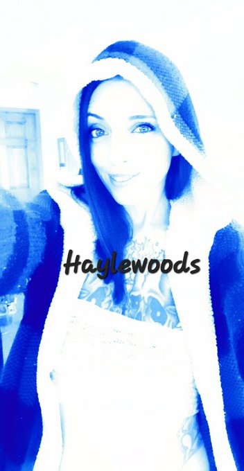 IF YOU WANNA STUFF MY STOCKING THIS YEAR 🎄🎁 https://t.co/83MtzE6iOn https://t.co/s0wlj1LUV4