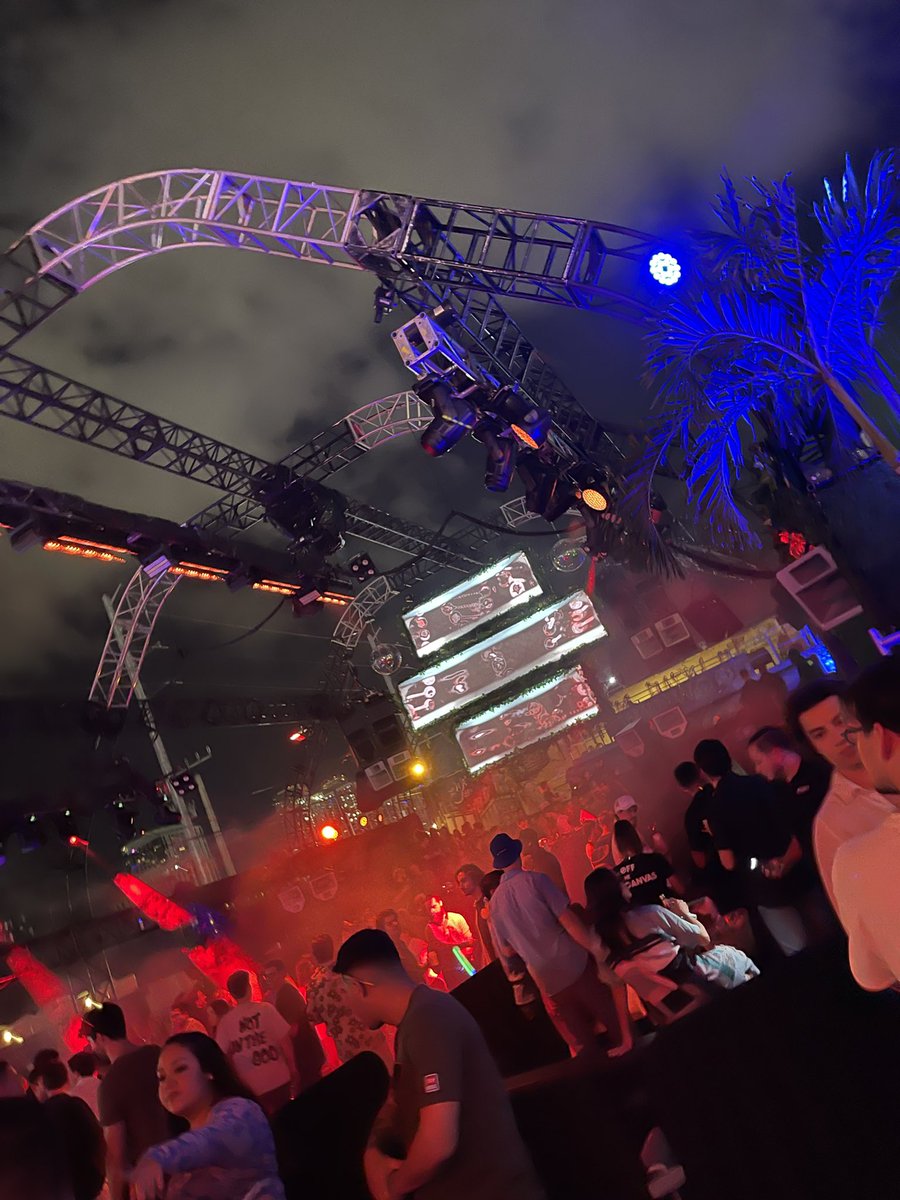 It’s party night! 💃
#NFTcommunity #Web3 #miamiartweek #miami #toejam #artbasel
