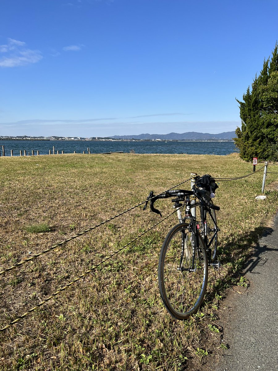 k_ttonkm2723's tweet photo. 超久しぶりに自転車🚴♀️
浜名湖のほとりいい天気でした
#自転車
#浜名湖
#おしるこ
#TURUS https://t.co/5zclWECEhy