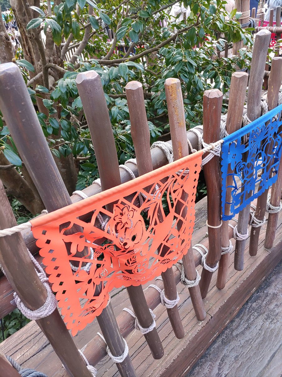 ビリーヴ見てて思ったんだけど、リメンバーミーのシーンでパペルピカドが投写されるよね。リメンバーミーはメキシコが舞台の映画なので、そういう事です。ショーでもBGSを体感出来るの本当良いですよね!!