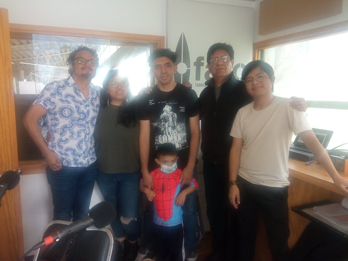 placa's tweet photo. Valle de Chalco
#IV79 Y Carlos Ramírez Kobra miembros fundadores de la PLACA, se reunieron luego de varios años de lejanía para participar en una entrevista de radio con Erwin y Armando Oviedo para el programa Voz quemadura, del FARO de Oriente https://t.co/oI9OEHE922