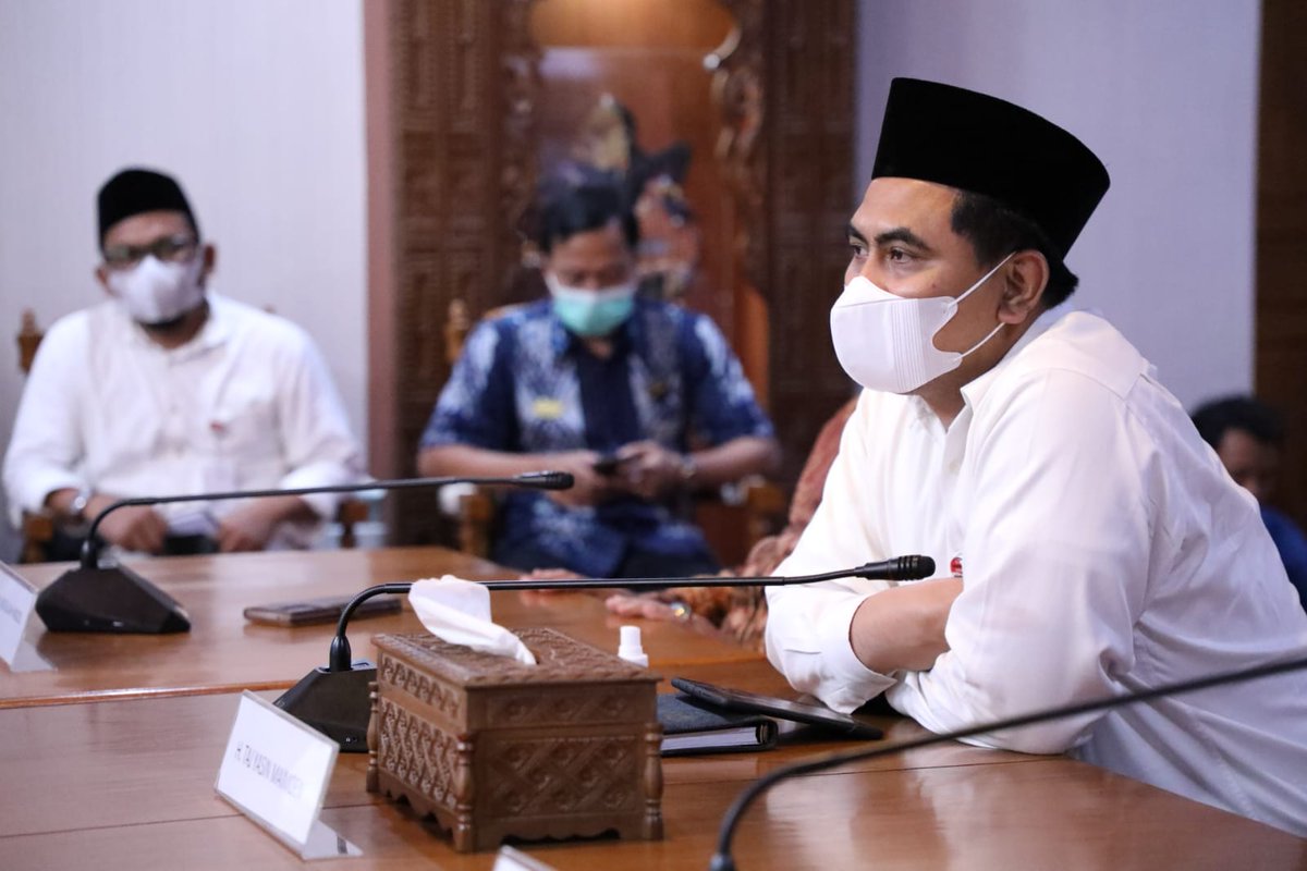 Saat Gus Yasin berdialog dengan Muhammad Idham Afif, anak-anak yang lain sangat antusias mendekati Wagub untuk menyapa dan berjabat tangan.

#GusYasin #PanglimaSGN
#SantriGayengNusantara 
#WagubJateng #TajYasinMZ
<a href="/TajYasinMZ/">Taj Yasin Maimoen</a>