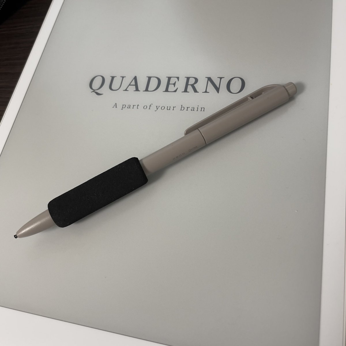 kanchan_buckup's tweet image. クアデルノのスタイラスペンにグリップつけてみたら今まで以上に書きやすくなった！
#クアデルノ #mynotecloud #MNC