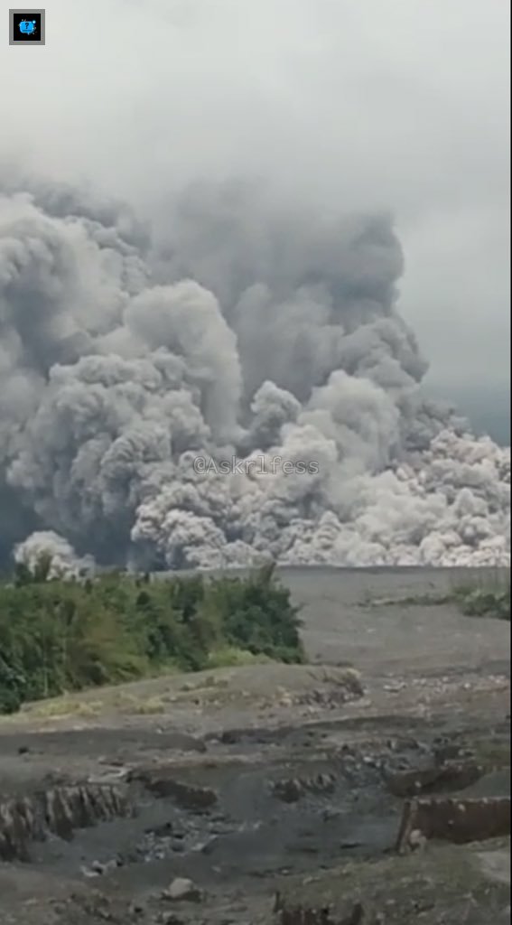 Askrlfess's tweet photo. [askrl] Guys minta doanya ya, semeru erupsi lagi tepat satu tahun di tanggal yang sama. Sekarang APG sudah mendekat ke pemukiman dan warga sudah mengungsi🙏🏻 https://t.co/ubqjPaGf0O