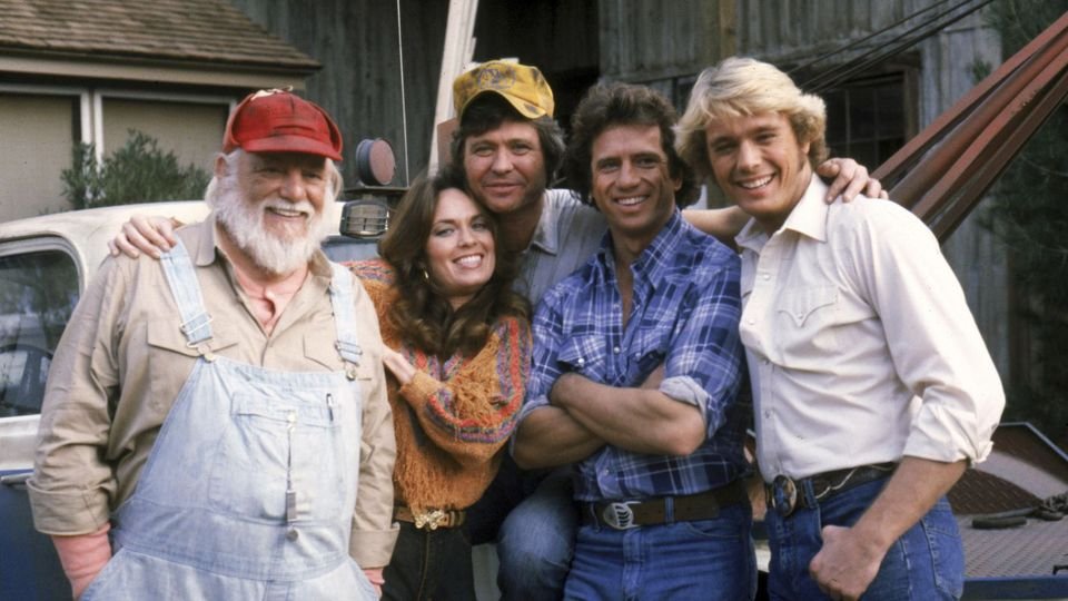 hazzardnet's tweet photo. Don't you wish you could travel back in time to the 70's and 80's to watch the best show on tv as it originally aired again? #dukesofhazzard #hazzardnet #daisyduke #jesseduke #boduke #lukeduke #cooterdavenport https://t.co/eeXhb7XSV7