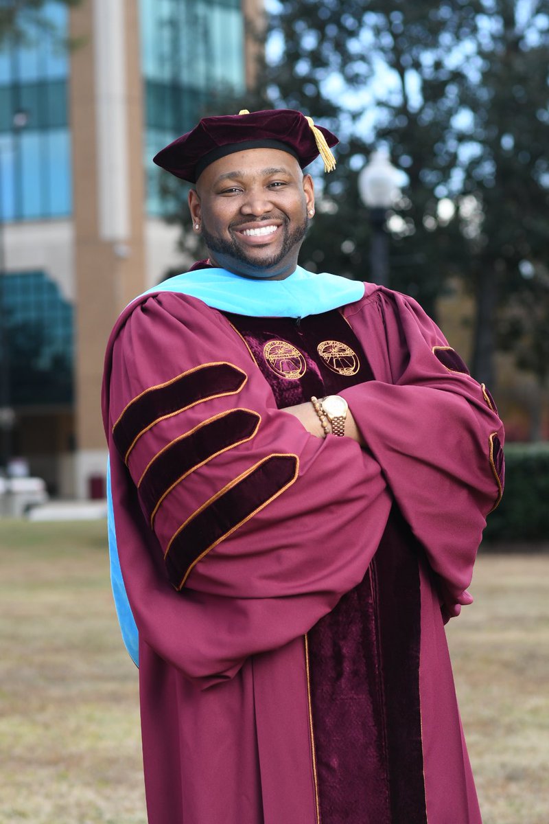 PrincipalMouton's tweet photo. 7 days away from walking that stage!!! https://t.co/blAcCMsYgs