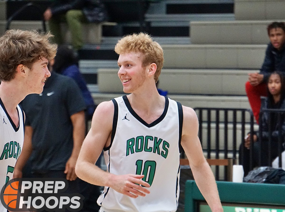 .@coffmanhoops took control of the game in that quarter.  They now have a commanding 27-13 lead at the half. They simply capitalized on Northland's mistakes. Knocked down shots and got layups. Chase Kern had a monstrous dunk on a Northland player's head. Got the gym GOING.