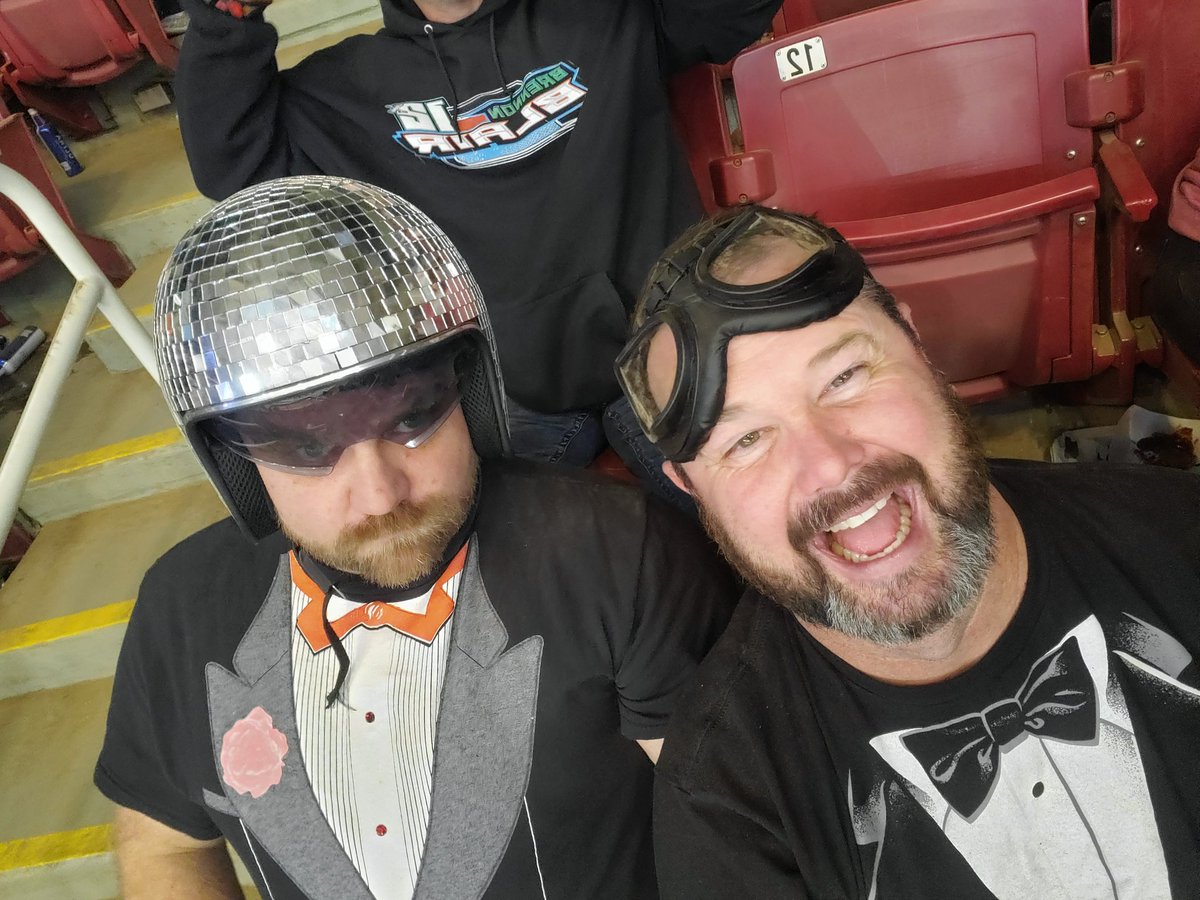 FinishLineGraph's tweet photo. Some of these drivers at the @GatewayDirt need a better helmet. I think they would do better @FloRacing #gatewaydirtnationals https://t.co/rqefqFCW2C