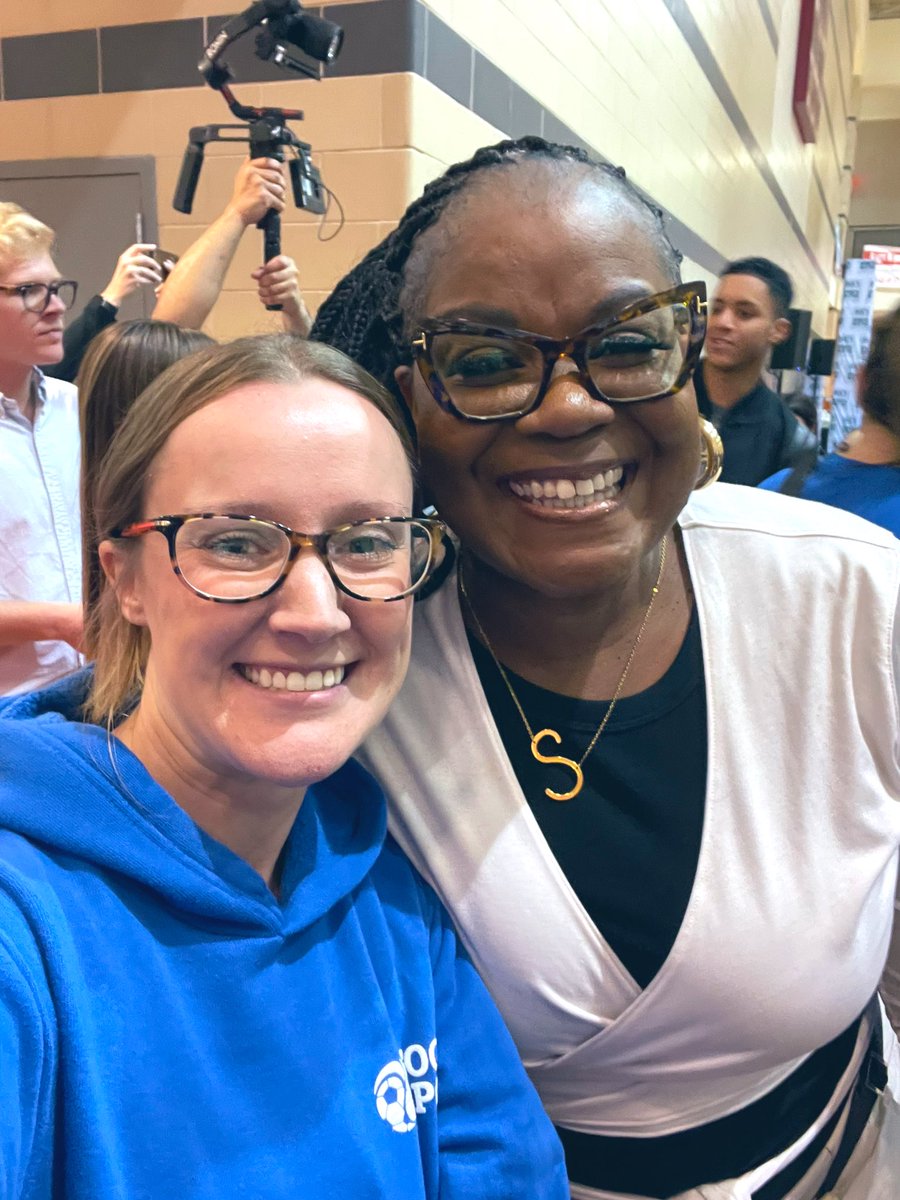 shelbuck11's tweet photo. Met Sheryl Swoopes today! And yes, I basically cried bc it’s SHERYL FRIGGIN SWOOPES! @airswoopes22 https://t.co/snZjHkl0Qq