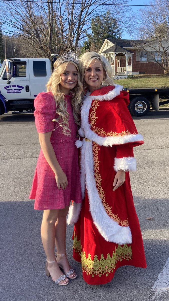 BallingerCarrie's tweet photo. Magical evening at the Noel Night Market. Thank you to the Rockcastle Arts Association for a wonderful event. #MrsClaus #Christmas #Rockcastle https://t.co/M1zCIWSN8N