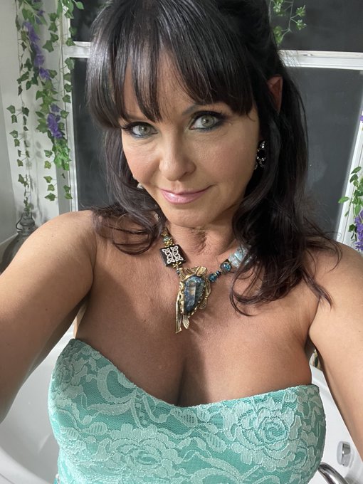 3 pic. Tonight is family holiday party 🎉 💋 https://t.co/G9F9d1DT97