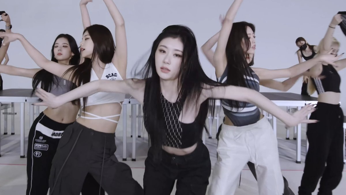 #ITZY reveals rehearsal for '#2022MAMAAwards' performance of '#CHESHIRE' and '#Sneakers' allkpop.com/video/2022/12/…