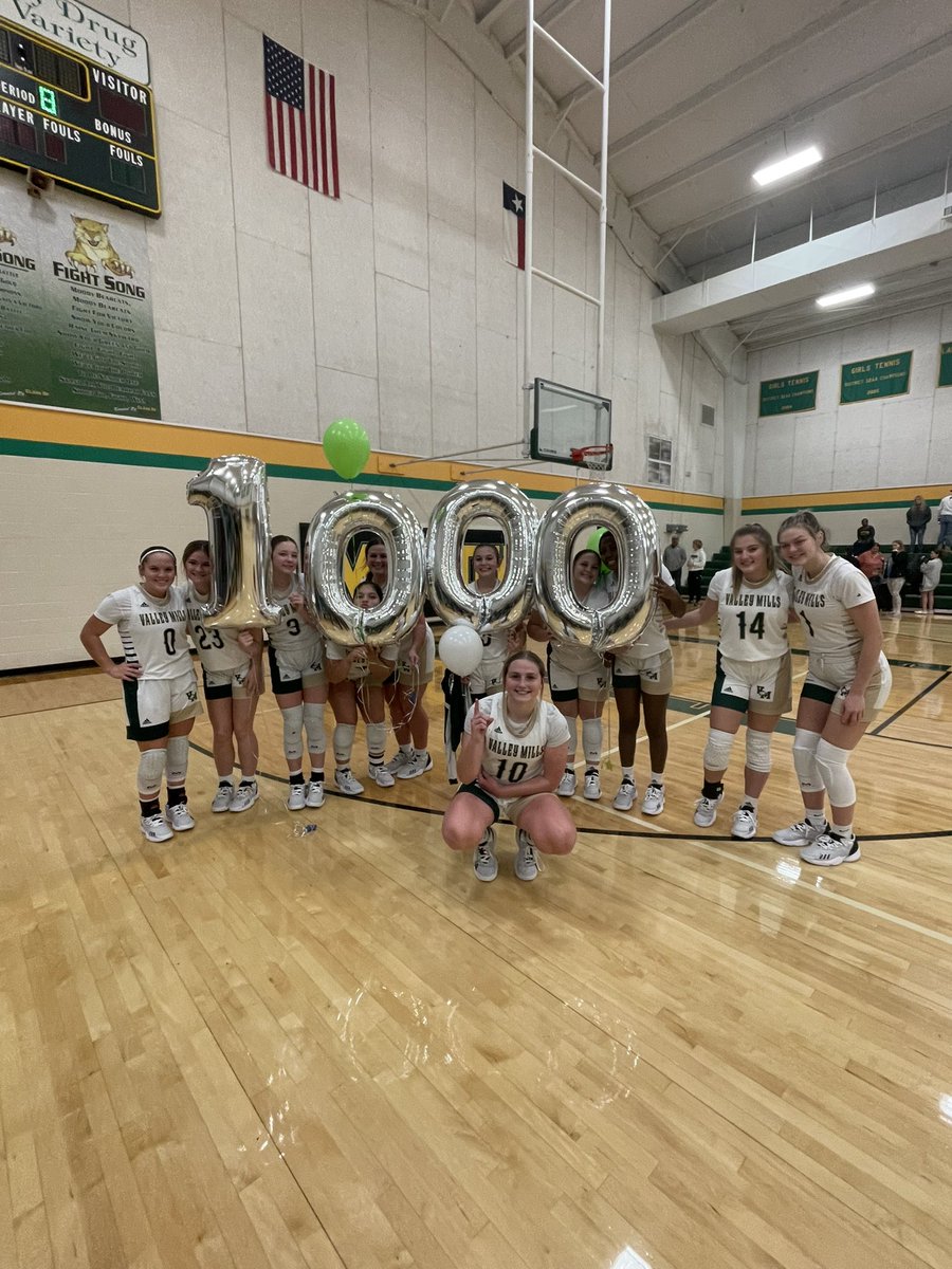 VMLE22's tweet photo. Congratulations @reese_brittain on your 1000 points! #DoN 💛💚🦅🏀 https://t.co/AmXHNoDMOM