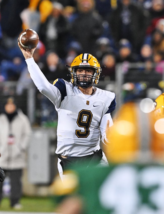 BryceSchondo's tweet image. Before my HS career started I got a board for my room and wrote down some goals I wanted to achieve. “Chasing Burrow” has been something I’ve stared at for 4 yrs and I’m blessed to have surpassed the QB I look up to the most! Thank you Joe for inspiring me to be great! @JoeyB