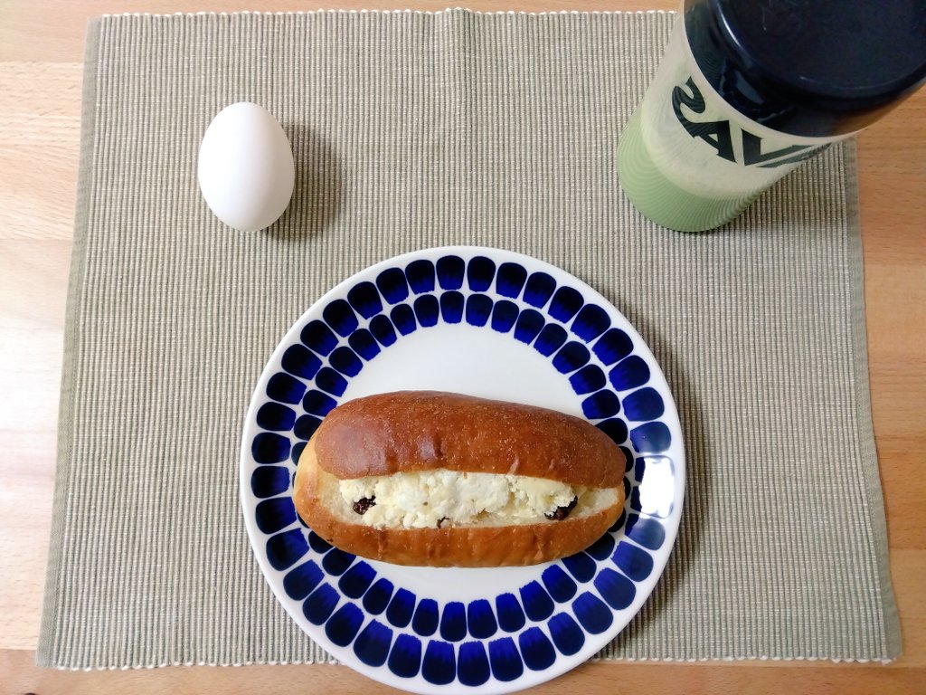 miwa_bookworm's tweet image. おはよう東京。罪深き朝食だよ。

三茶のパン屋さんの商品なんだけど地元のスーパーでも取り扱っているのです。ありがたい✨
#morning #breakfast 
#localbread #egg #soymilk
#レーズンバターコッペパン
#モーニングcalorie