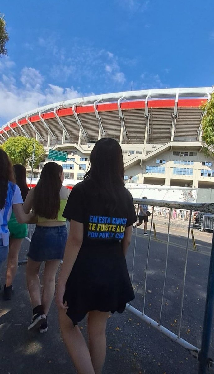 El padre: hija, yo te pago la entrada pero con una sola condición